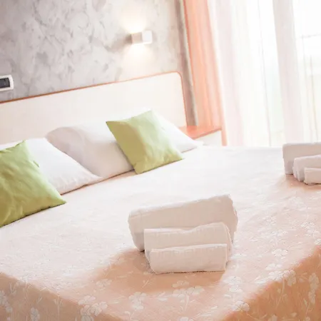 Hotel Sandra 3*